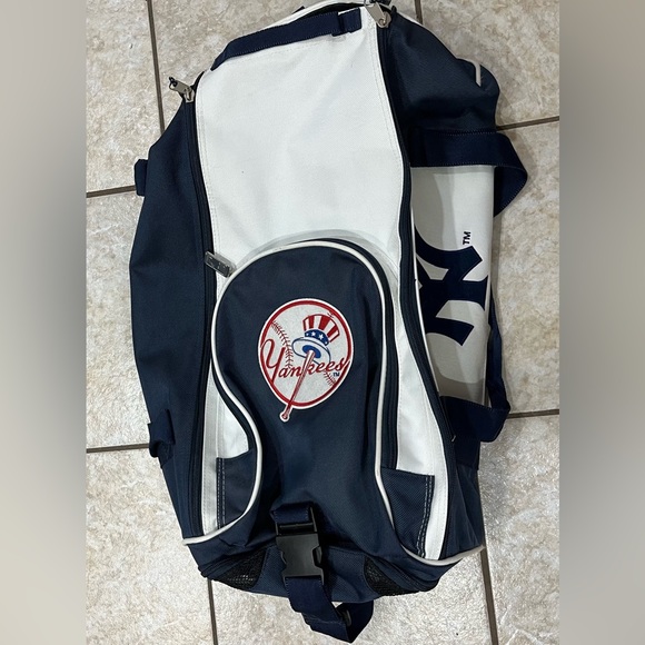 Genuine Major League Baseball (MLB) New New York Yankees 21” Duffel Bag - Logos - Picture 3 of 6